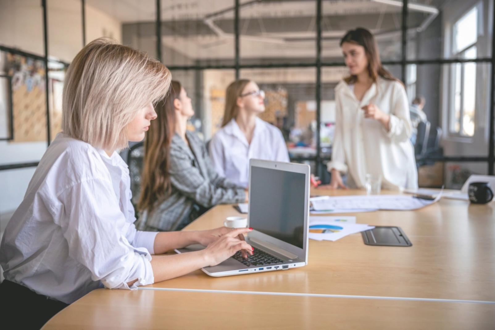 Documents financiers avec calculatrice et analyse de données