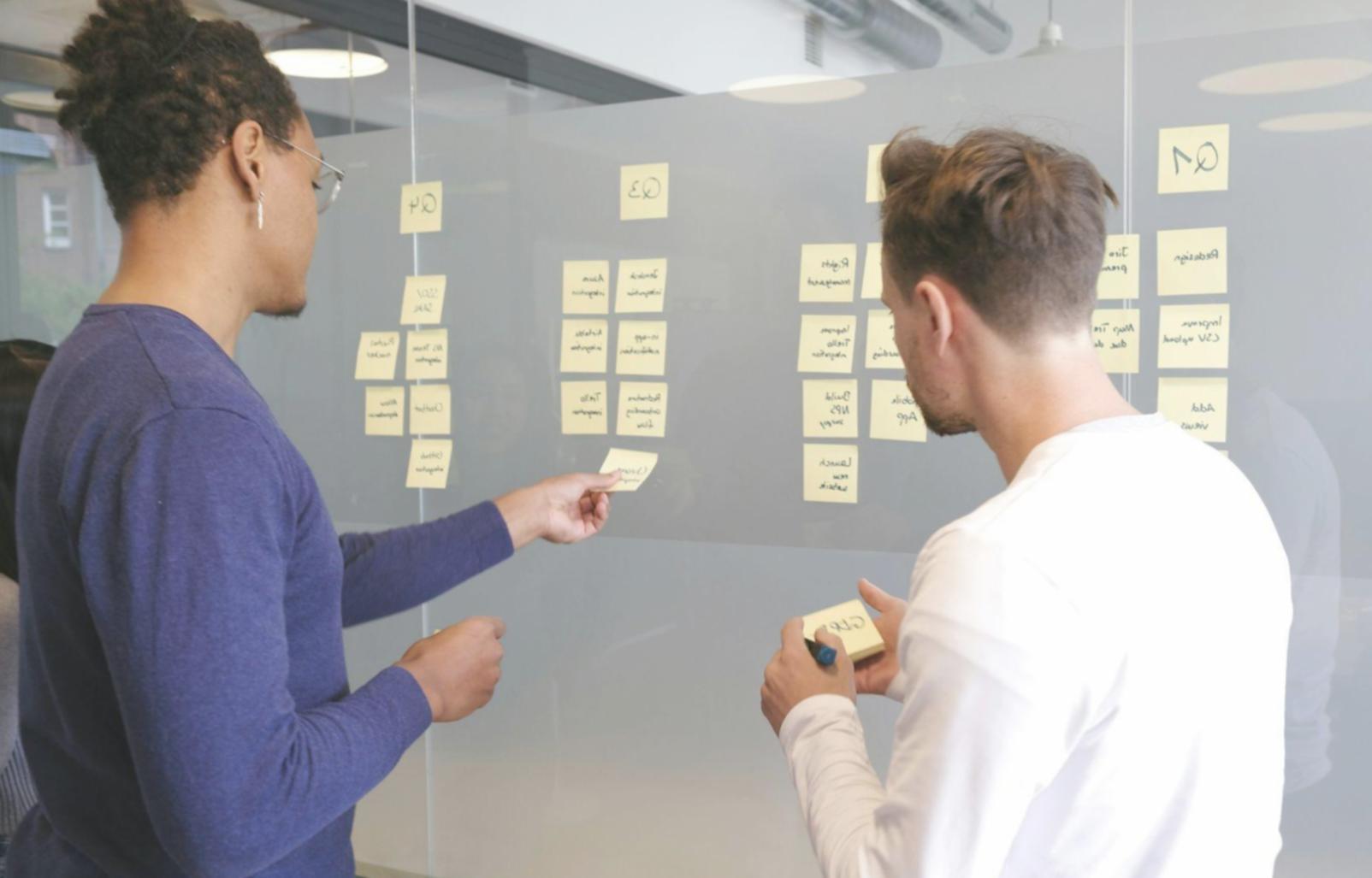 Équipe analysant des projections financières sur grand écran