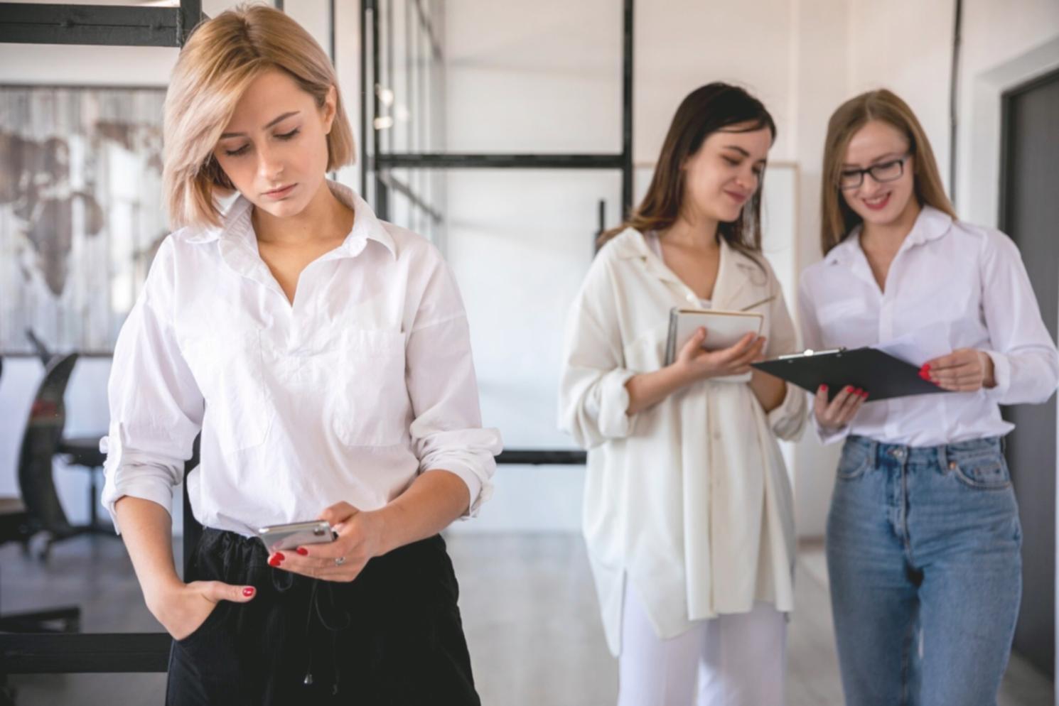 Session de formation finance entreprise avec dirigeants analysant des tableaux financiers