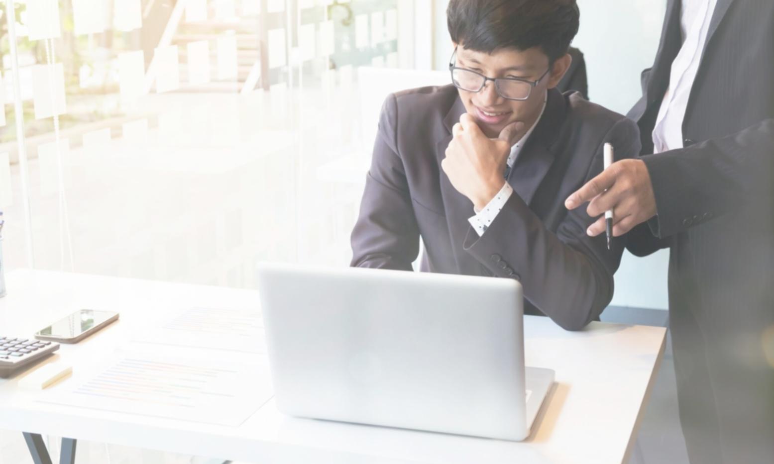 Analyse financière moderne sur tablette avec graphiques