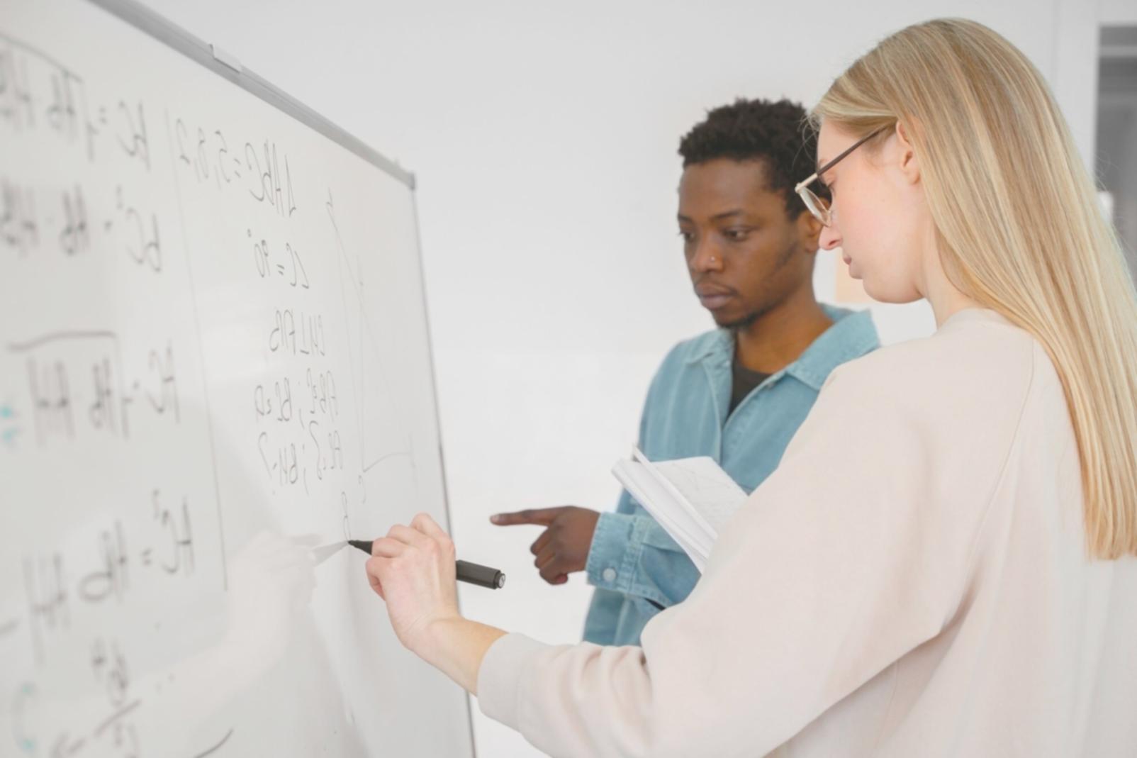 Étudiant consultant des ressources financières sur ordinateur